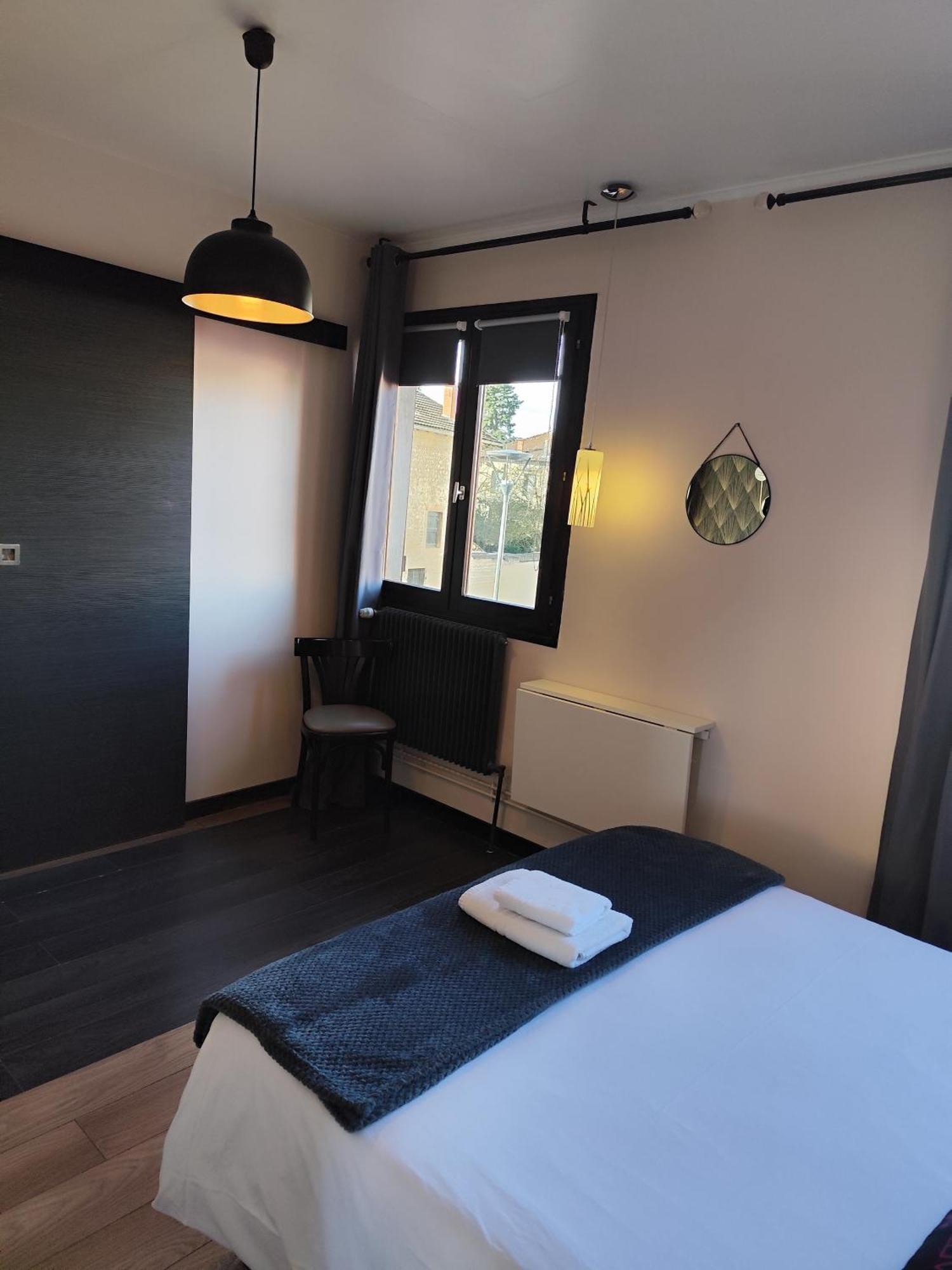Hotel De La Place Loyettes Exterior photo